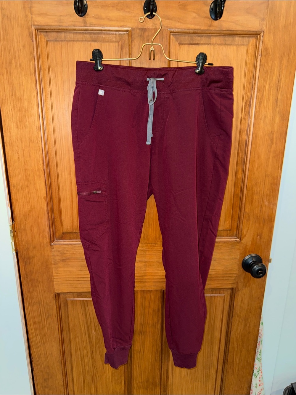 Figs women Jogger Maroon Scrub Pants, size Medium petite